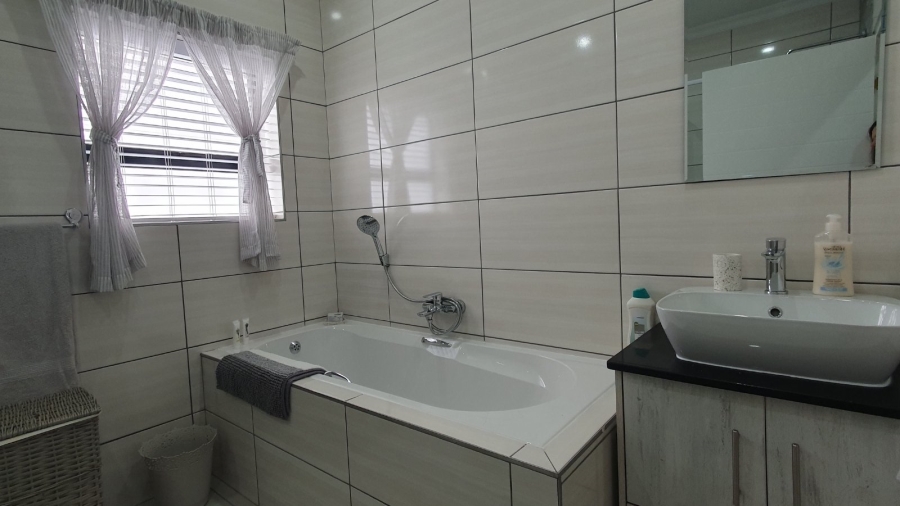 3 Bedroom Property for Sale in Dana Bay Western Cape